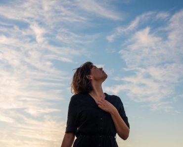 outdoors-portrait-one-person-copy-space-looking-up-woman-horizontal-blue-sky_t20_XNYkJ3