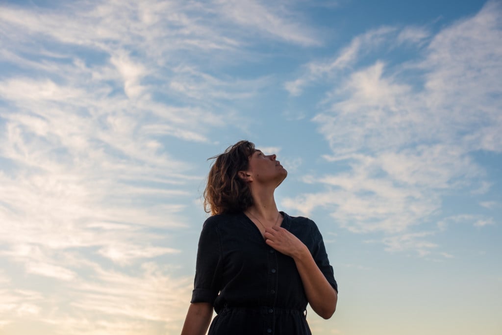 outdoors-portrait-one-person-copy-space-looking-up-woman-horizontal-blue-sky_t20_XNYkJ3