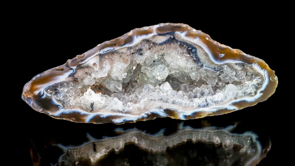 Quartz,Crystals,Inside,Large,Geode,In,Agate,Gem,Cross-section,With