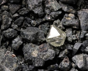 Natural,0.55,Ct,Octahedral,Diamond,From,South,Africa,In,Kimberlite