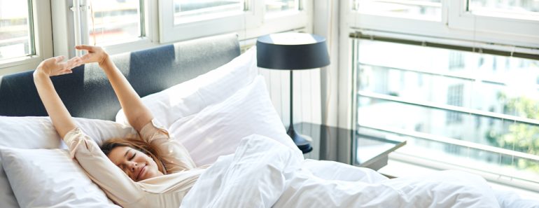 Woman,Stretching,In,Bed,After,Wake,Up