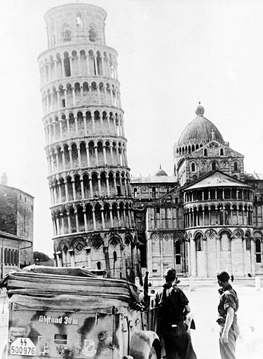 Nazi-SS-Soldiers-at-Leaning-Tower-of-Pisa