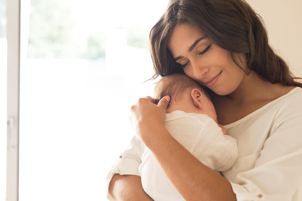 Pretty woman holding a newborn baby in her arms(Trendsetter Images)S