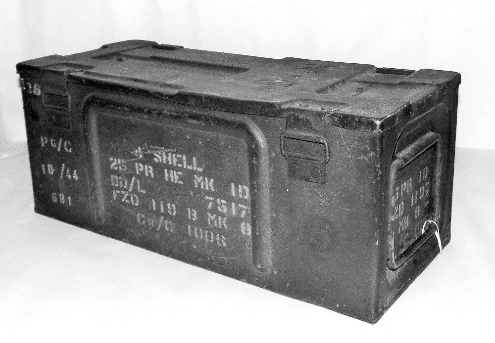 Ammunition box 25 Pounder Grenades, 4 shells
