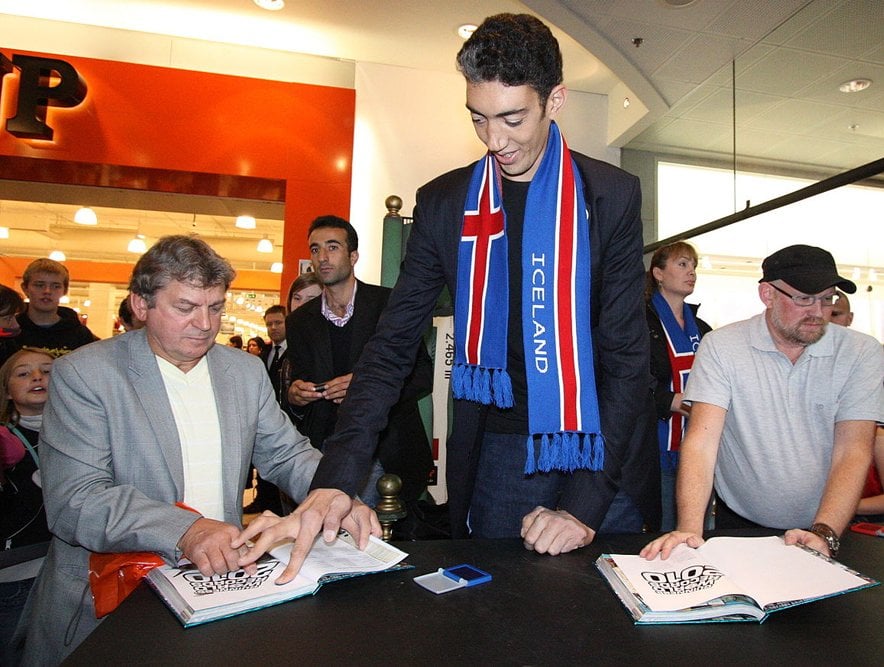 Sultan Kosen signing copies of the new Guinness Book with his fingerprints