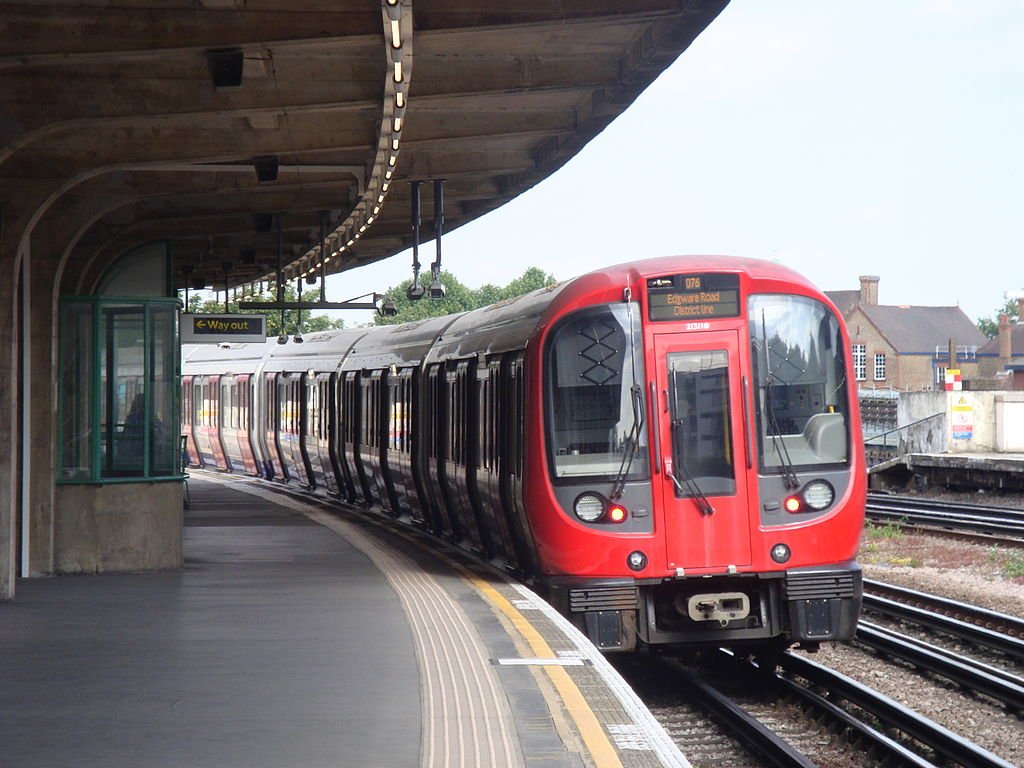 London_Underground_S7_Stock_21311_on_District_Line,_Chiswick_Park