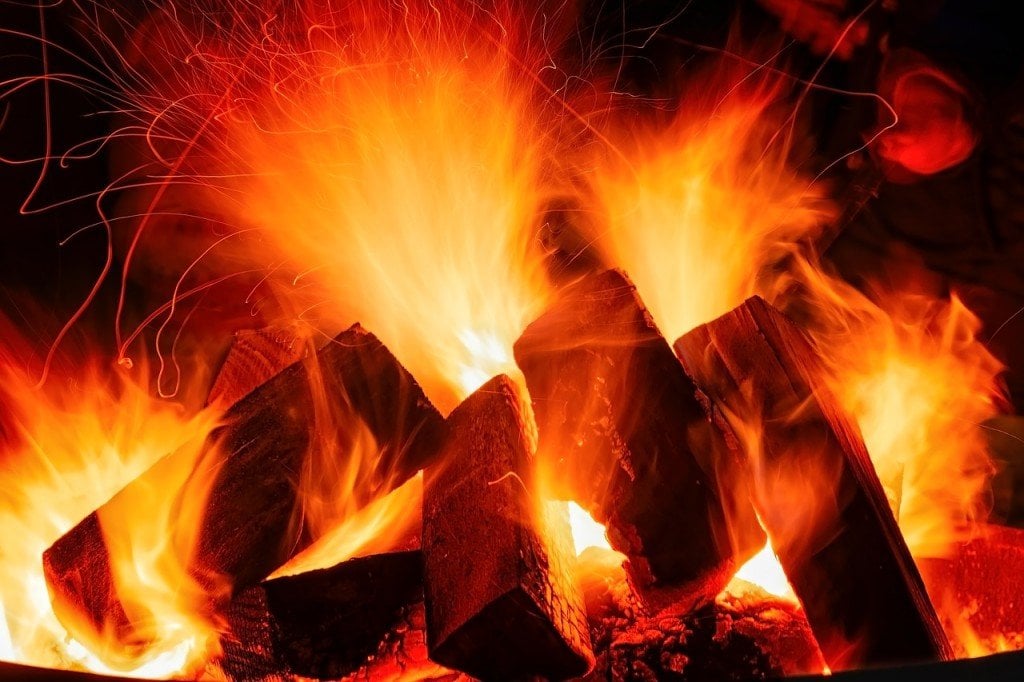 Burning of wood in an oxygenated environment