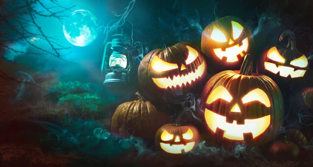 Cabeça de abóbora de Halloween jack lanterna com queima de velas na floresta de noite profunda assustador - imagem (Alexander Raths) s