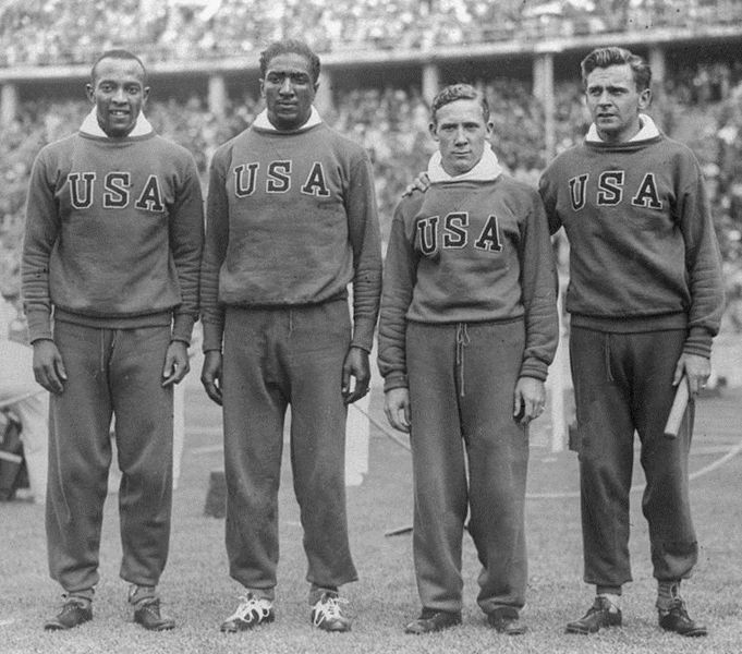 Jesse_Owens,_Ralph_Metcalfe,_Foy_Draper,_Frank_Wykoff_1936