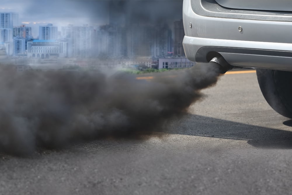 crise de poluição do ar na cidade do tubo de escape do veículo a diesel na estrada - Image(Toa55)s