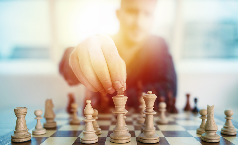 Empresário de jogar com o jogo de xadrez.  conceito de estratégia de negócios e tática - imagem (alphaspirit) S