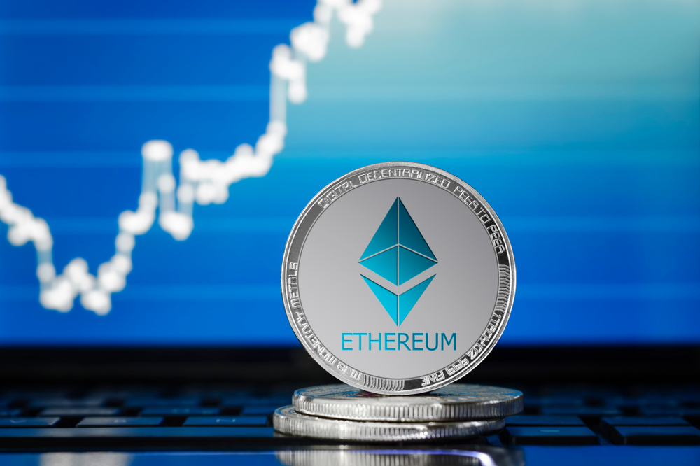 Criptomoeda ETHEREUM (ETH);  prata ethereum moeda no fundo do gráfico - imagem (AlekseyIvanov) s