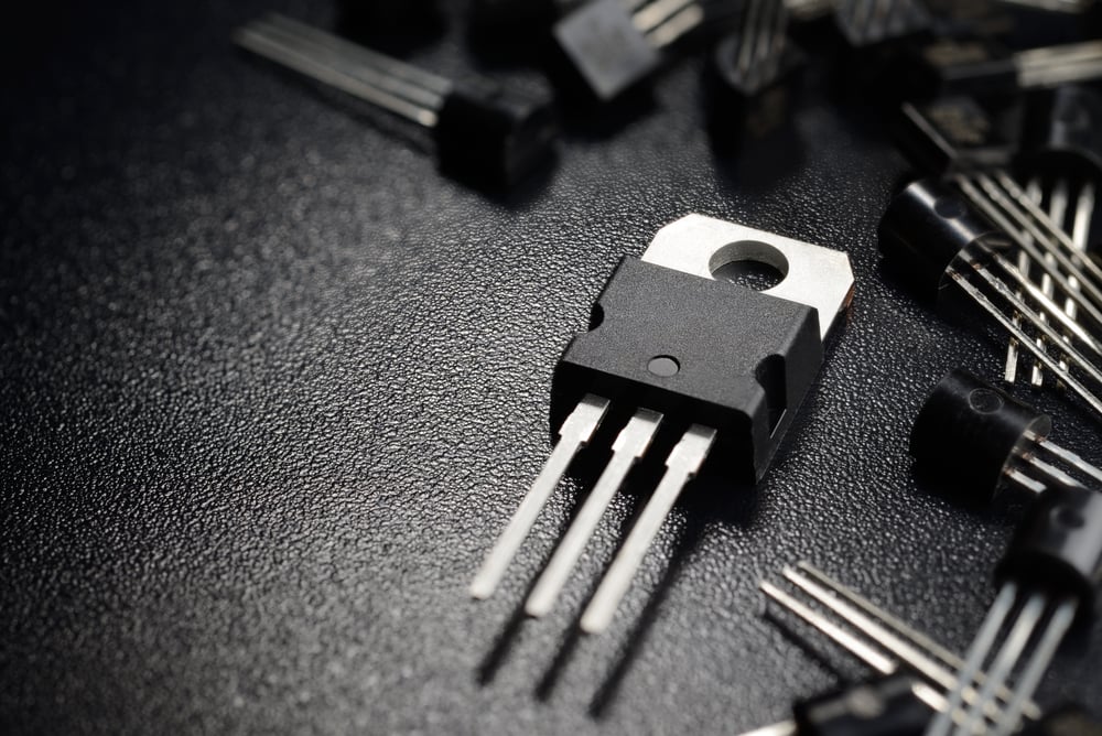 Tiro macro de transistores de potência na superfície preta - Imagem (Andrei Kuzmik) S