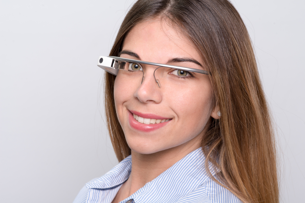 Uma mulher usando Google Glass. O Google Glass é um computador portátil com cabeça óptica (Peppinuzzo) S