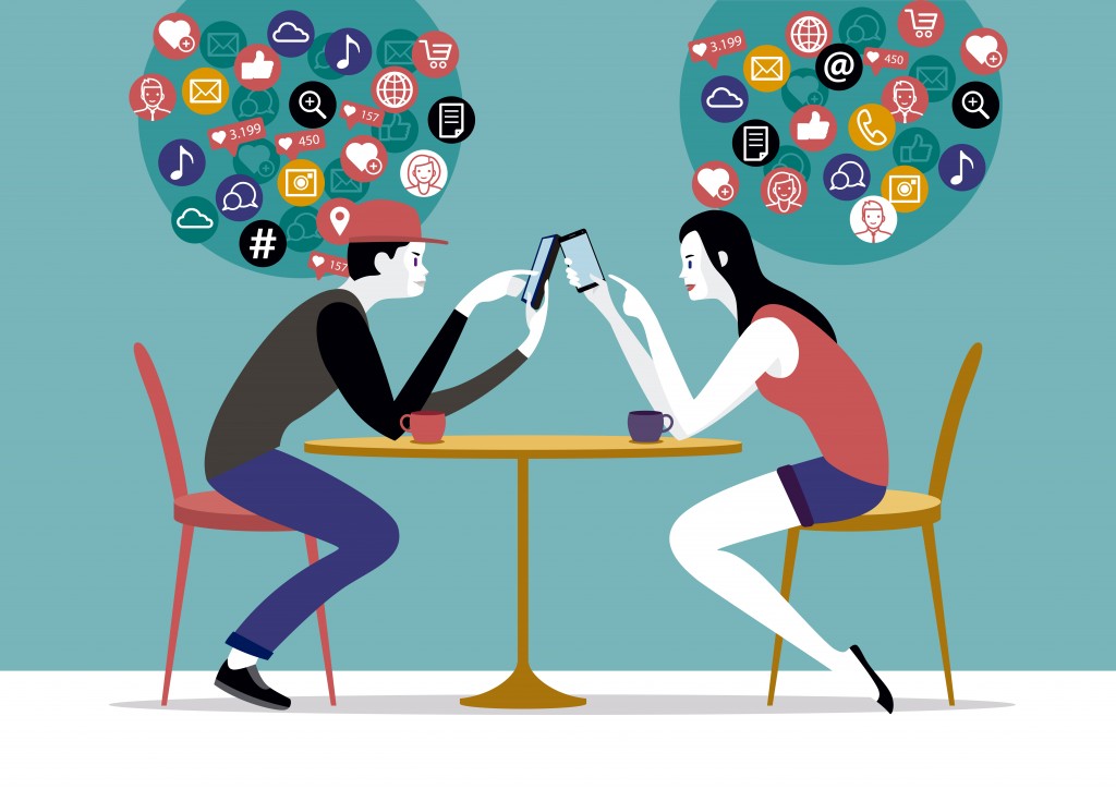 Casal milenar sentado em um café usando seus telefones inteligentes (Jesus Sanz) s