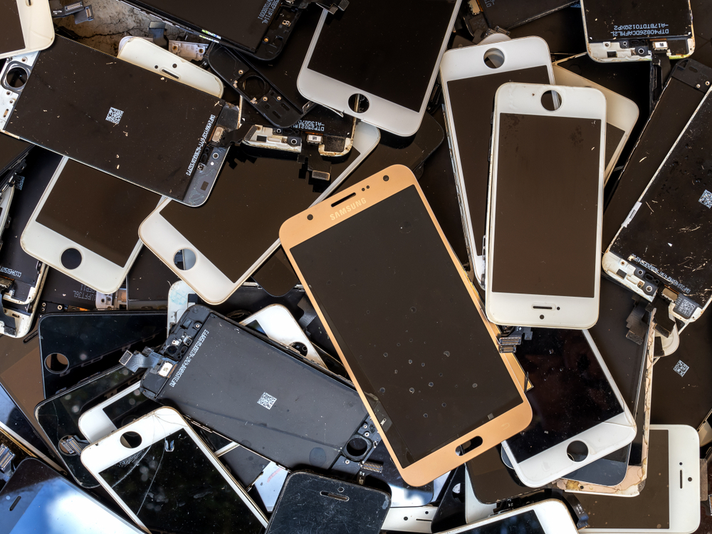 pilha de tela quebrada do smartphone (lixo eletrônico, lixo eletrônico) (Poravute Siriphiroon) s