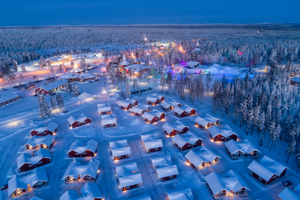 Visão noturna aérea da vila de Papai Noel em Rovaniemi na Lapônia na Finlândia (Smelov) s