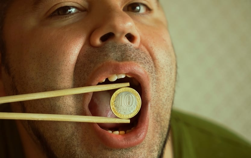 Empresário comendo dinheiro em um fundo branco (maradon 333) s