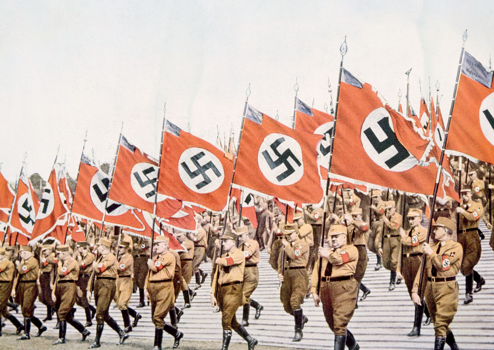 Alemanha nazista, entrada dos porta-bandeiras nazistas na manifestação do dia da festa em Nuremberg (Everett Historical) S (1)