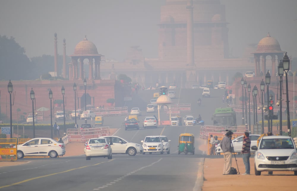 Veículos que circulam na estrada em meio a forte poluição atmosférica (Saurav022) s