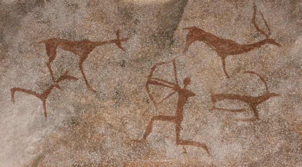 animais e caçador na parede de pedra da pintura da caverna (gerasimov_foto_174) S