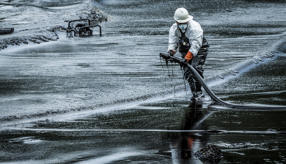 oil spill cleanup at koh samet thailand(Tigergallery)s