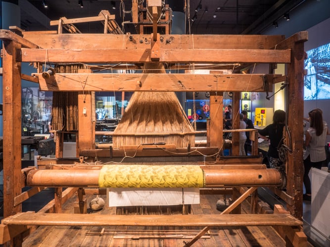 O tear jacquard é um tear que simplifica o processo de fabricação de têxteis com padrões tão complexos quanto o brocado (Mariusz S. Jurgielewicz) s