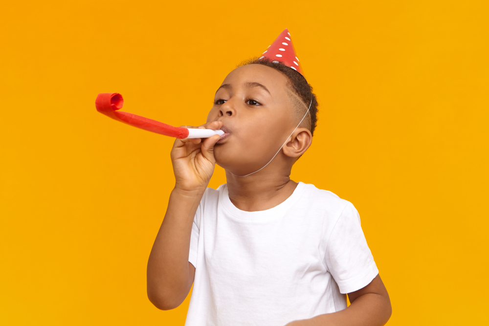 Happy Afro American little boy celebrating his ten year birthday with friends(Anatoliy Karlyuk)s