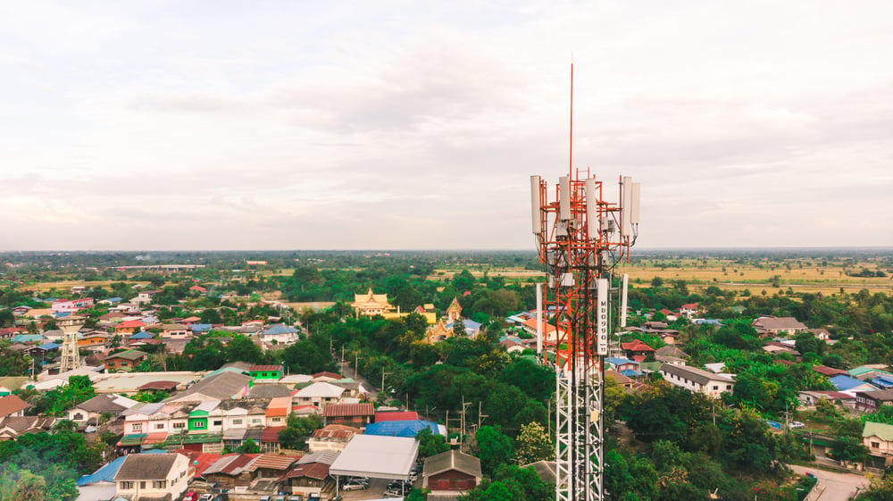 Signal tower in city(Peerayuth Muenbunmee)S