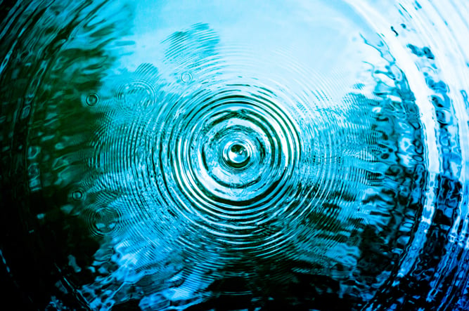 Vista superior Closeup anéis de água azul (YJ (1)