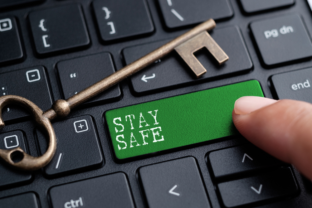 Dedo fechado no teclado com a palavra STAY SAFE (kenary820) S