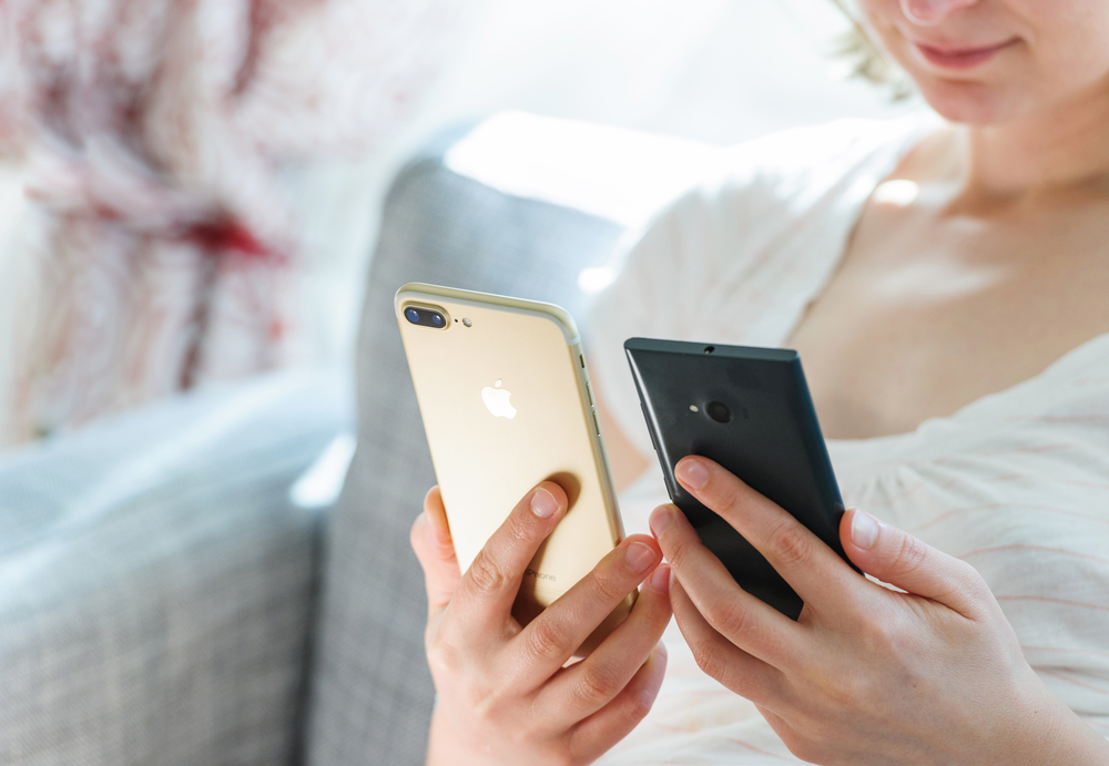 iPhone 7 sendo comparado por mulher com o telefone Microsoft Lumia Surface (Hadrian) s