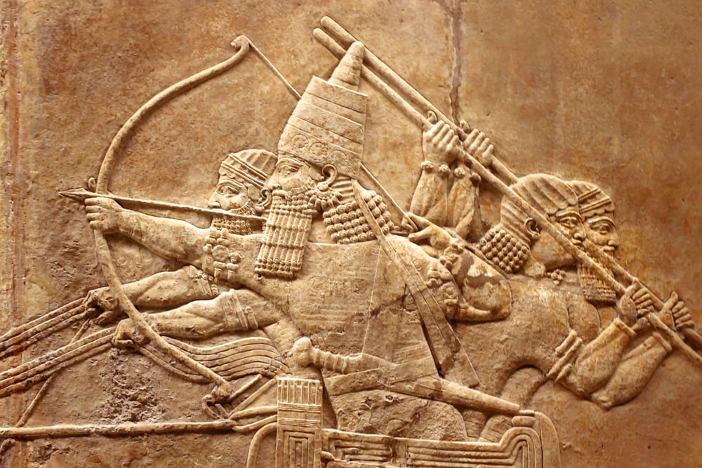 Relevo assírio no muro (Viacheslav Lopatin) s
