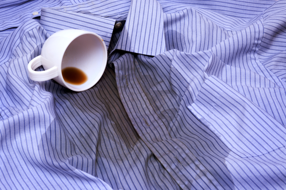 Fechar foto de café derramado em uma camisa (imagens Watson) s