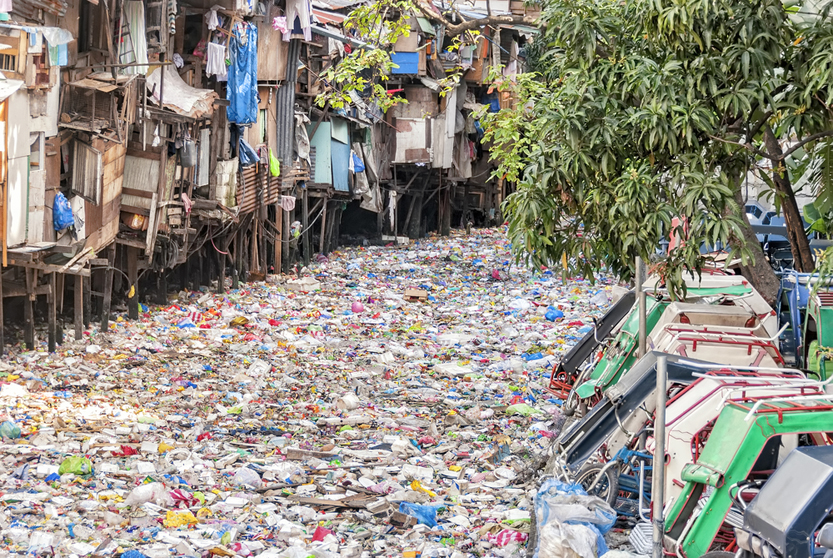 Barracas em palafitas de pé no rio cheio de lixo (Antonio V. Oquias) s