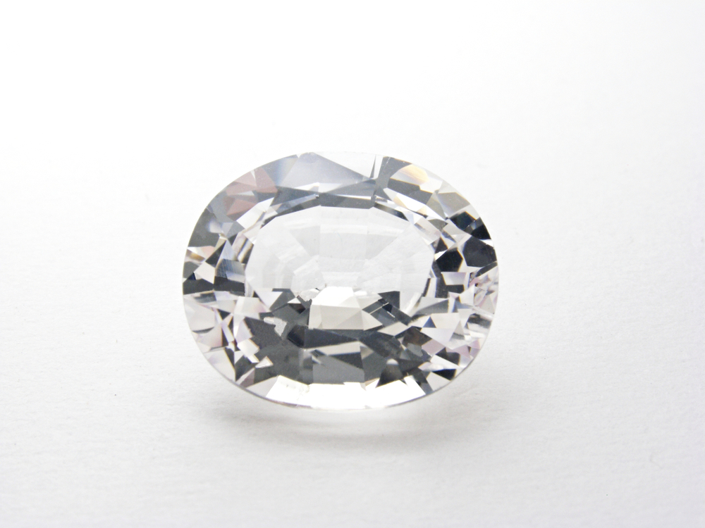 jóia de corte oval de safira branca isolada no fundo branco para jóias com pedras preciosas (photo33mm) s