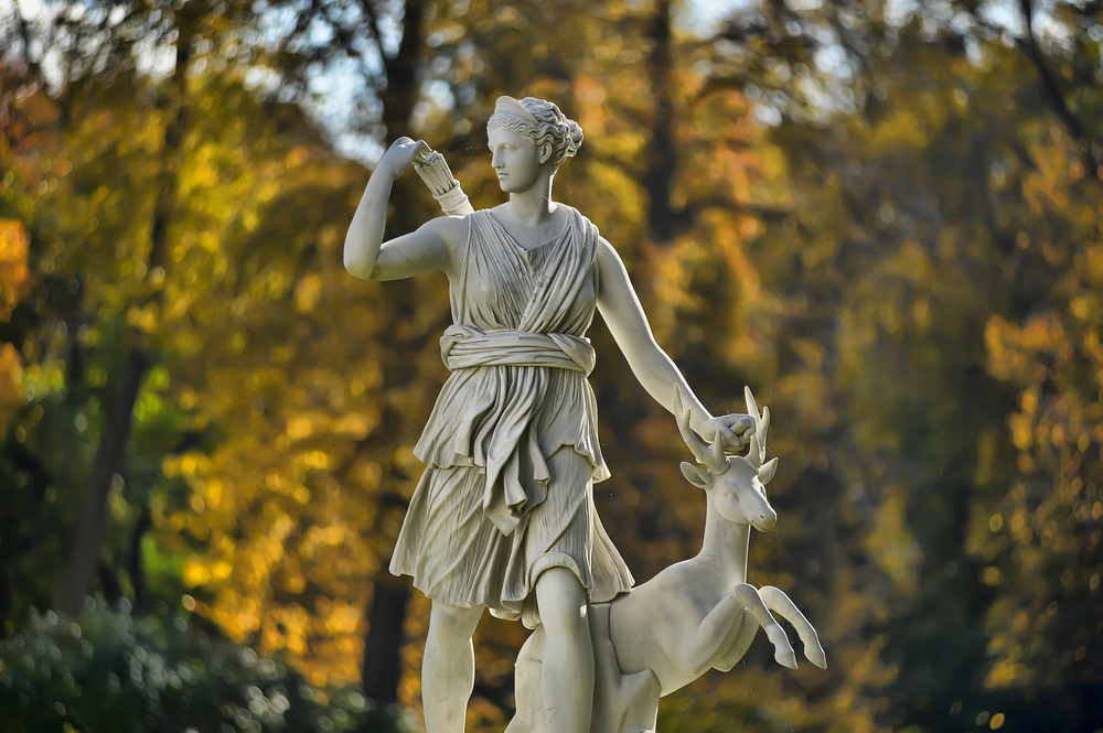 Uma estátua da mitológica caçadora Diana (Evdoha_spb) s