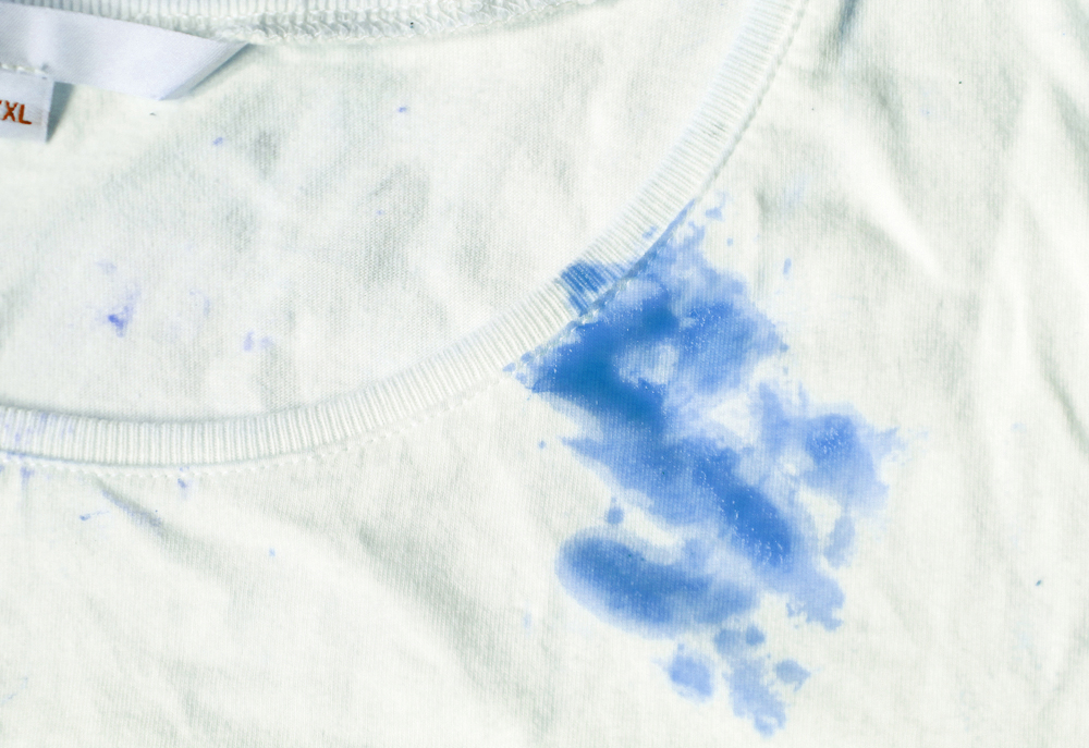 Mancha de molho sujo no tecido por acidente na vida diária (estoque Fecundap) s