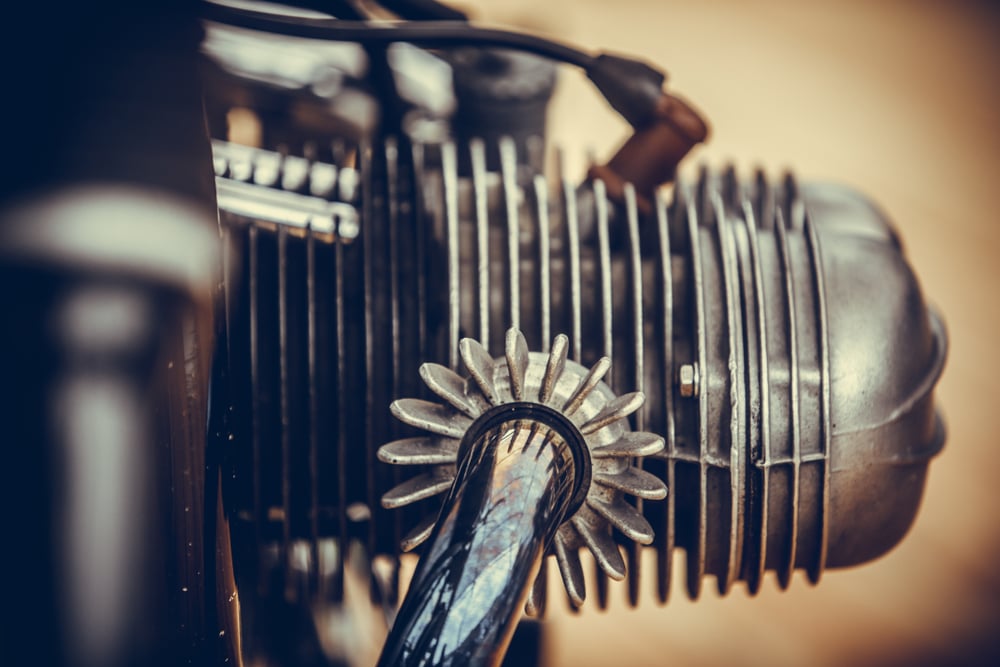 Detalhe de cor de um motor boxer de motocicleta vintage (Alexandru Nika) S