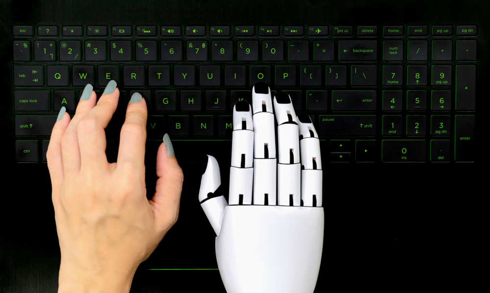 Bate-papo do conceito de robô de mão humana e mão de robô pressionando o teclado do computador (kung_tom) s