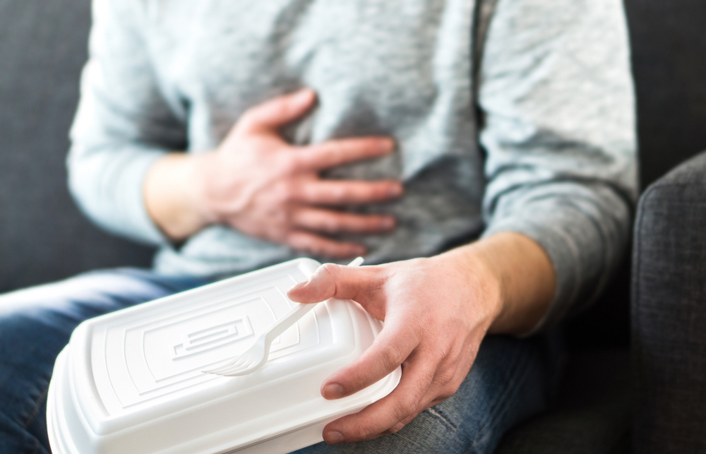 Homem tendo diarréia ou intoxicação alimentar após fast food insalubre (Tero Vesalainen) S