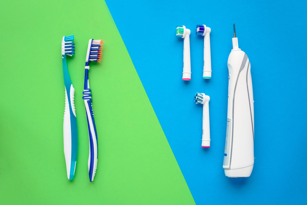 Escovas de dente elétricas e manuais (Ugis Riba) s