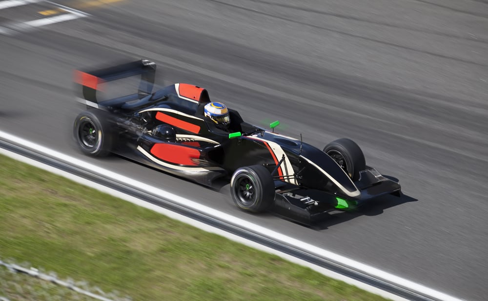 Corrida de carros de Fórmula 2.0 em alta velocidade em pista de velocidade com desfoque de movimento (Kuznetsov Alexey) s