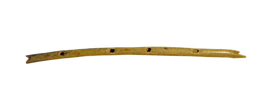 Flauta da Idade do Gelo esculpida no osso da asa de um abutre, datada de cerca de 35.000 anos atrás com orifícios para os dedos cuidadosamente feitos (mountainpix) s