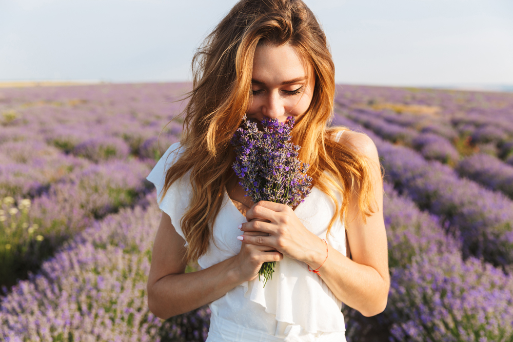 Photo of caucasian young woman in dress holding bouquet of flowers(Dean Drobot)s