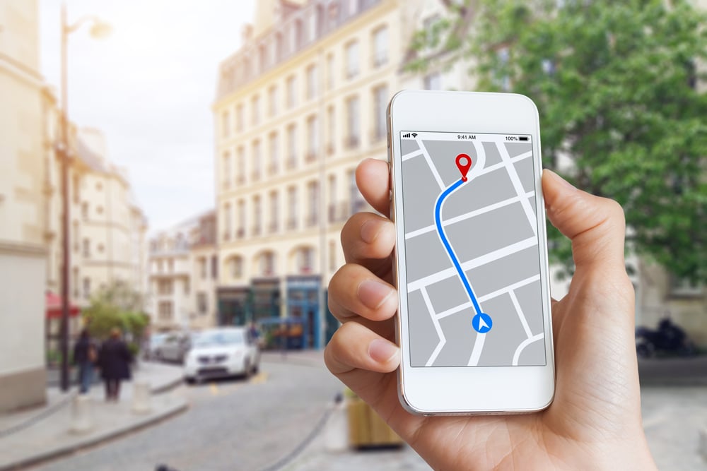 Turista usando aplicativo de navegação de mapa GPS na tela do smartphone para obter a direção para o destino (NicoElNino) s