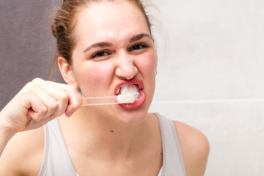 cuidados dentários saudáveis ​​agressivos e rotina de higiene no banheiro para uma bela jovem (STUDIO GRAND WEB) s