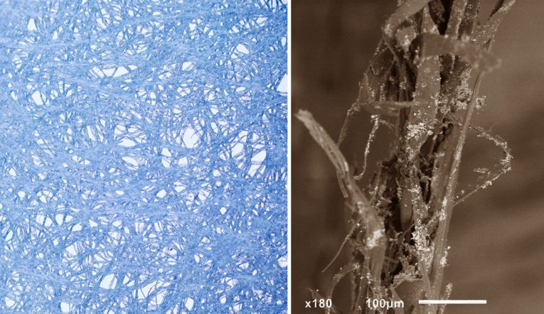 Fibras de reticulação de celulose e fibras de celulose desfiadas após sofrerem estresse mecânico