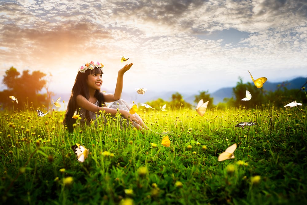 Menina asiática no jardim com as mãos ao alto e borboletas (Patrick Foto) s