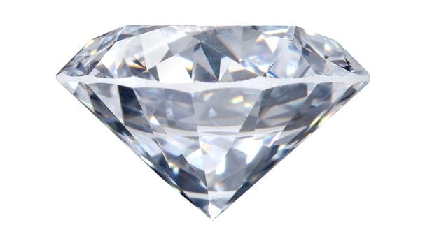 real visão lateral do diamante redondo brilhante solto no fundo branco (Manutsawee Buapet) s